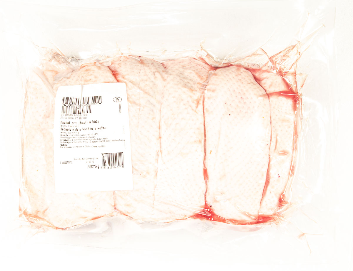 Prsa kachní s kůží a kostí vakuum chlaz. váž. cca 3,5 kg
