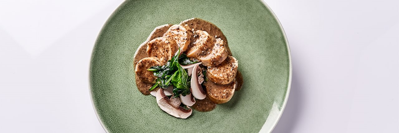 Espinacas salteadas, pechuga de pollo y salsa de trufa - Iñigo Lavado Espinacas salteadas, pechuga de pollo y salsa de trufa - Iñigo Lavado
