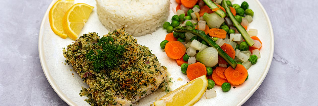 Recettes de chefs | Cabillaud en croûte d'herbe, poêlée de légumes primeurs et riz Recettes de chefs | Cabillaud en croûte d'herbe, poêlée de légumes primeurs et riz