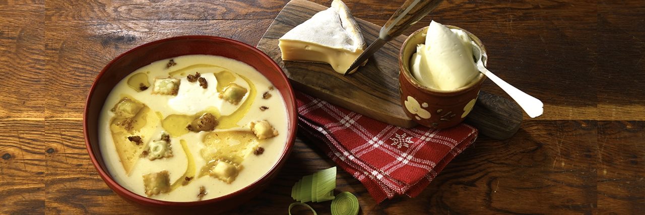 Recettes de chefs | Soupe de reblochon ravioles et grattons Recettes de chefs | Soupe de reblochon ravioles et grattons